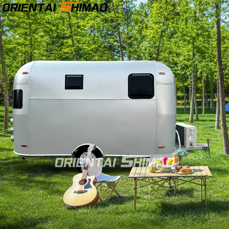 Naglalakbay nang mag-isa gamit ang isang rv camper trailer